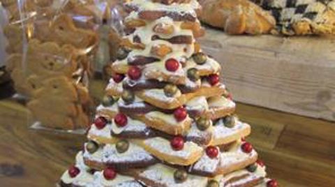 Centre de table de la boulangerie Le Bellis, à Gujan-Mestras (33) : accumulation de biscuits et cacao, avec chocolat comme ciment
